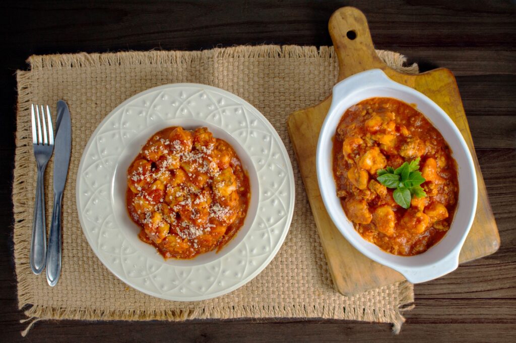 Délicieux gnocchis dans une riche sauce tomate avec du fromage, parfaits pour un repas convivial.