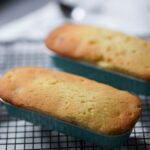 Deux délicieuses miches maison refroidissent après la cuisson, parfaites pour une ambiance de cuisine conviviale.