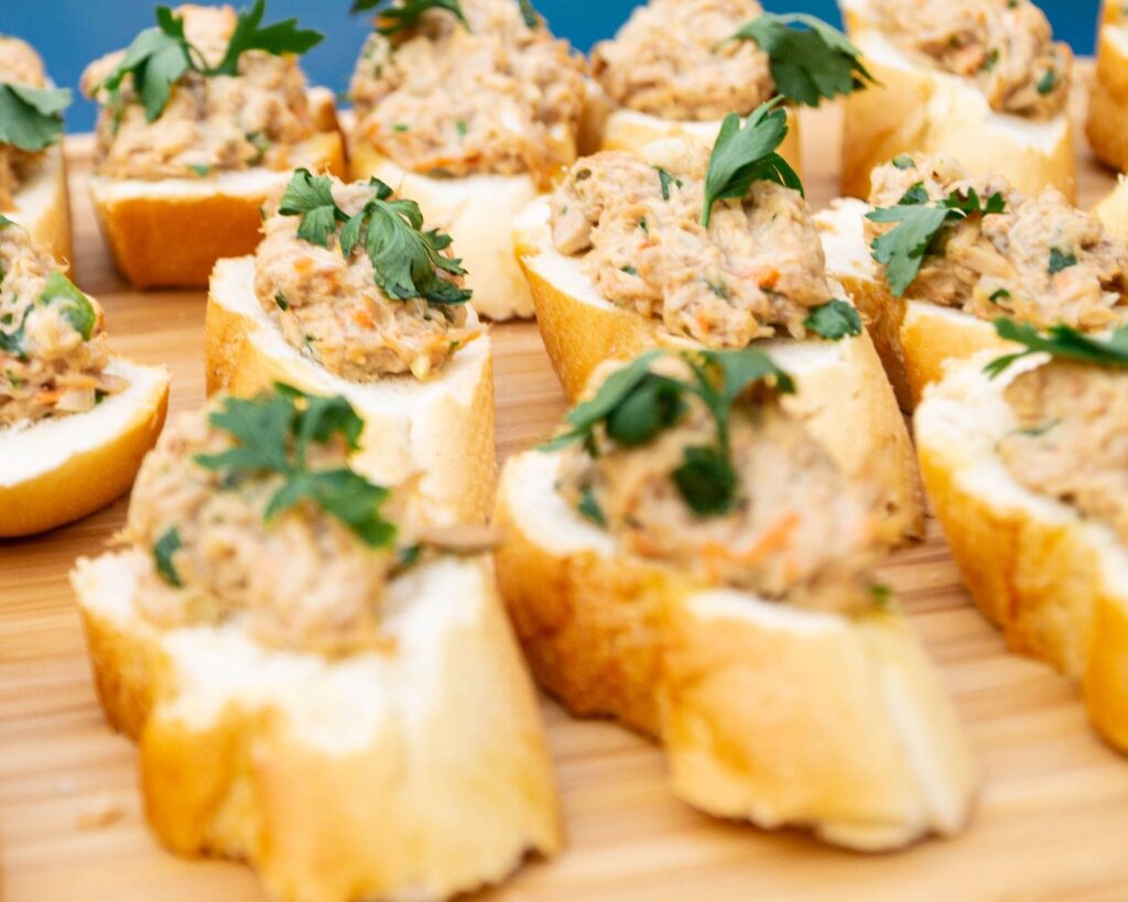 Délicieux pain salé garni d'une tartinade crémeuse et de persil frais, parfait pour les apéritifs et les fêtes.