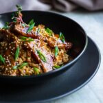 Délicieux bœuf teriyaki avec du riz garni de graines de sésame et d'oignons verts.