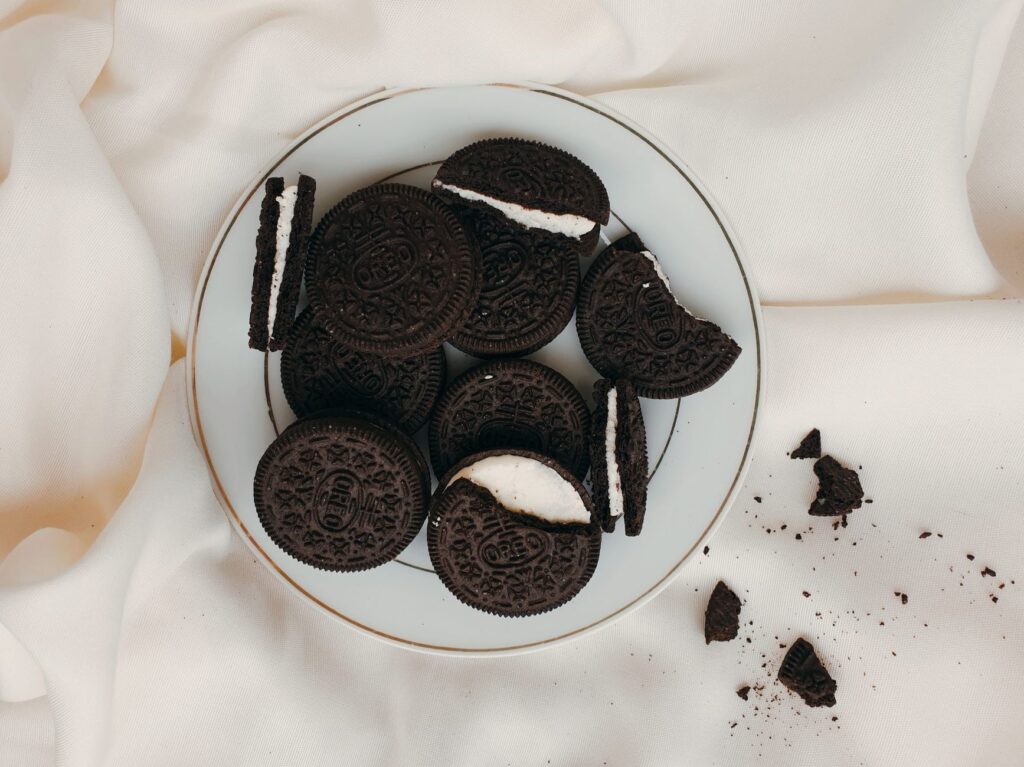 Vue de dessus de biscuits sandwich au chocolat sur une assiette, parfaits pour une collation sucrée ou un dessert.