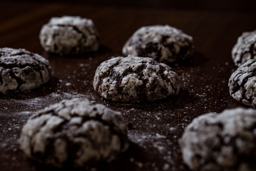 Biscuits au chocolat fraîchement cuits avec du sucre glace, parfaits pour une collation sucrée.
