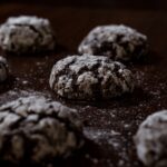 Biscuits au chocolat fraîchement cuits avec du sucre glace, parfaits pour une collation sucrée.