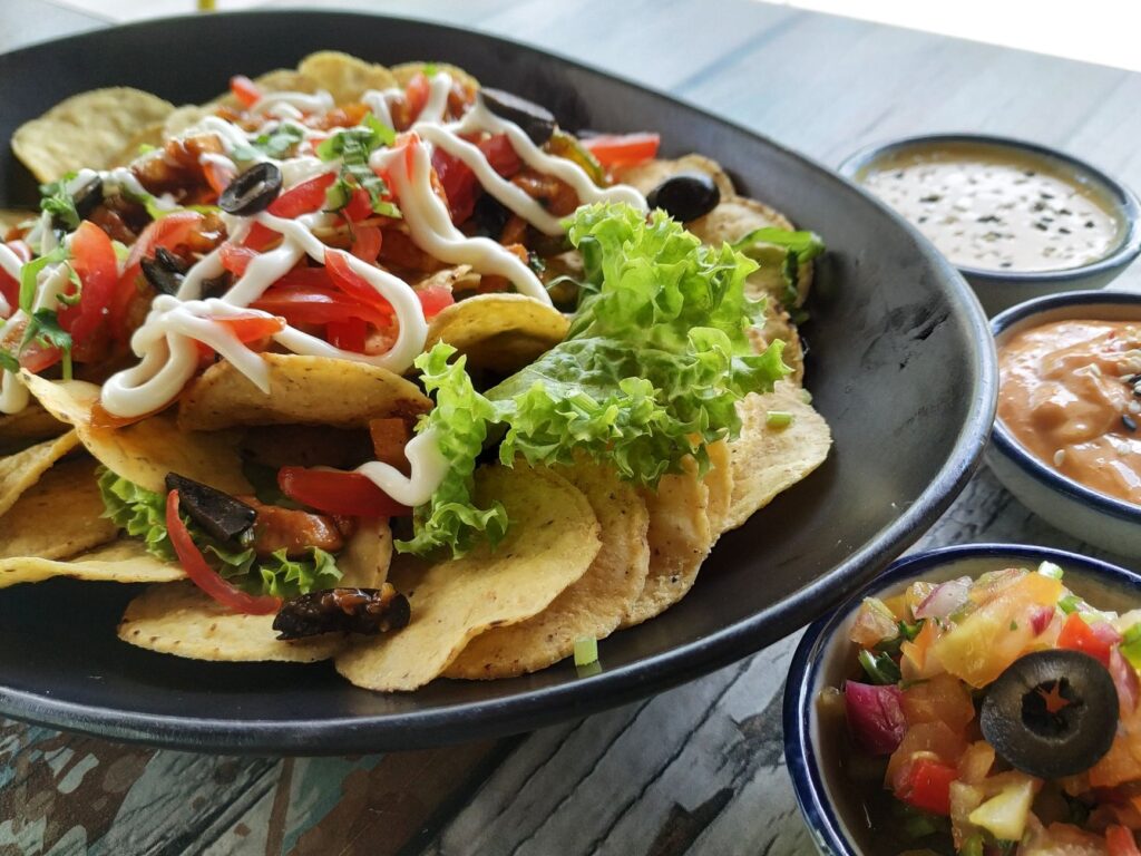 Des nachos irrésistibles avec une salsa fraîche, du fromage et de délicieuses garnitures. Parfait pour des apéritifs ou des collations.