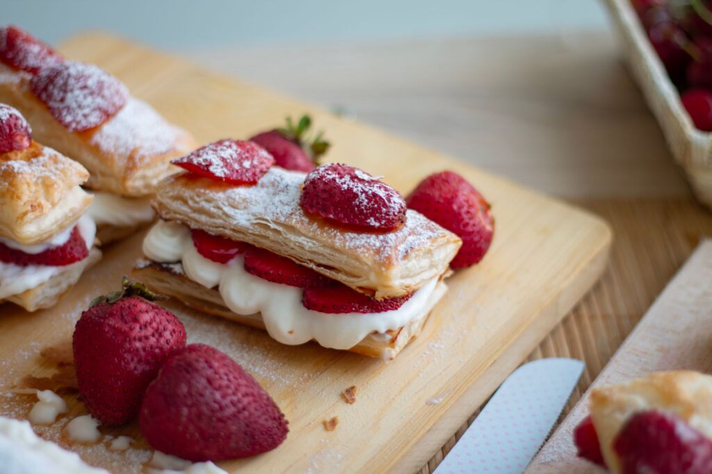 Savourez des couches de pâte feuilletée, de crème et de fraises fraîches pour un délice sucré.