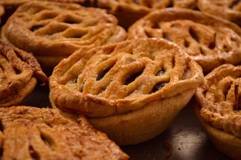 Tartes aux pommes dorées avec des croûtes en treillis, capturant l'essence des délices traditionnels de la boulangerie mexicaine.