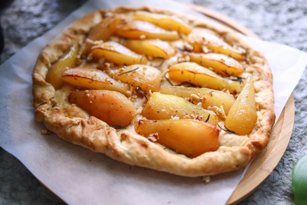 Délicieuse tarte aux poires avec croûte rustique, parfaite pour les amateurs de desserts.