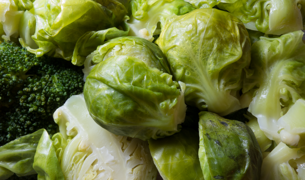 Délicieux choux de Bruxelles et brocoli frais, parfaits pour un régime sain.
