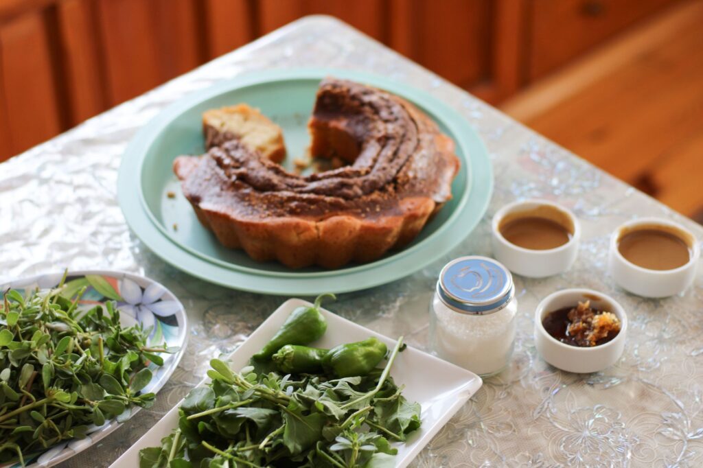 Délicieux petit-déjeuner avec un gâteau maison et des herbes fraîches, accompagné de thé sur une table conviviale.