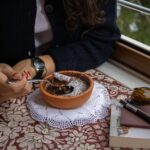 Un moment chaleureux dégustant un dessert au chocolat près d'une fenêtre avec vue, mettant en avant des accessoires stylisés.