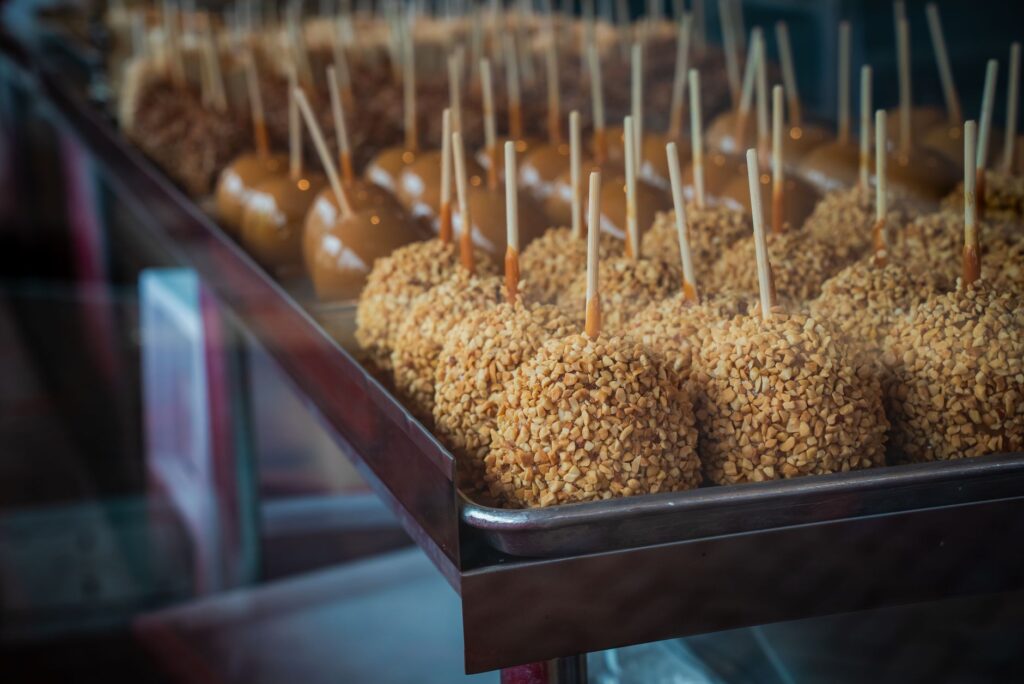 Des rangées de pommes enrobées de caramel, certaines avec des noix, exposées à Savannah, en Géorgie.