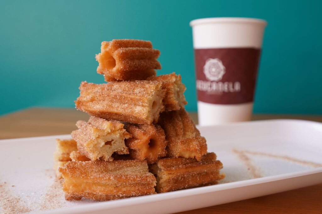 Une pile alléchante de churros au sucre et à la cannelle avec du café à Azusa, en Californie.