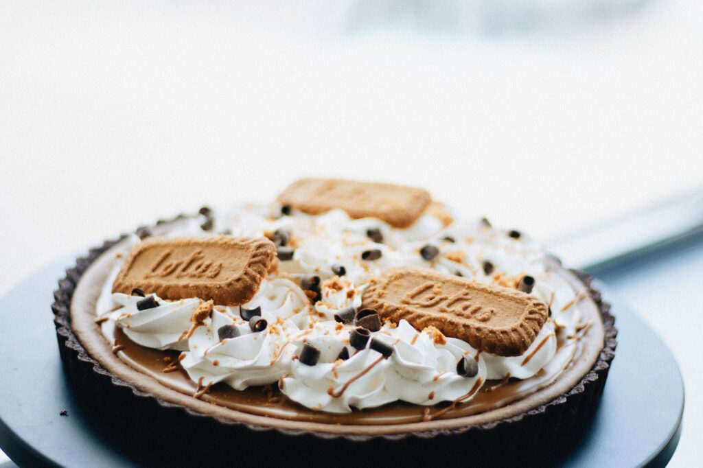 Tarte luxueuse au Lotus Biscoff garnie de crème fouettée et de pépites de chocolat.