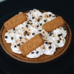 Une délicieuse tarte à la crème de biscuits spéculoos avec garniture fouettée, parfaite pour les amateurs de desserts.