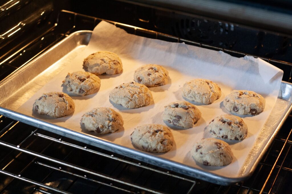 Délicieux biscuits aux pépites de chocolat faits maison, cuits au four, frais et prêts à servir.