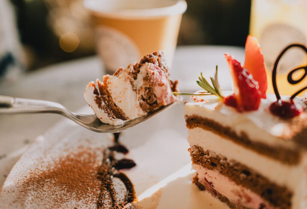 Gros plan d'un gâteau décadent à plusieurs couches avec du café dans la douce lumière du matin.