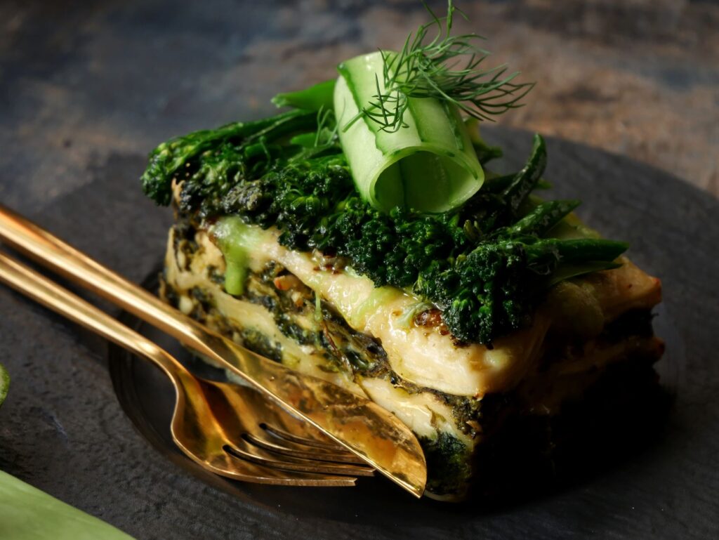 Délicieuses lasagnes végétariennes garnies de légumes verts frais, parfaites pour un repas sain.
