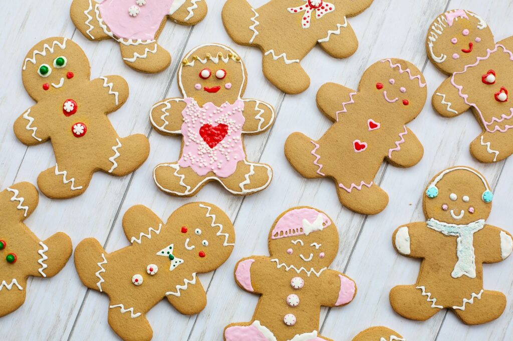 Un assortiment délicieux de cookies en pain d'épice décorés sur une table en bois, parfait pour la saison des fêtes.