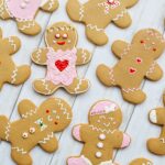 Un assortiment délicieux de cookies en pain d'épice décorés sur une table en bois, parfait pour la saison des fêtes.