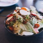 Délicieuse salade fraîche avec des tomates cerises, des noix et de la mozzarella dans un bol.