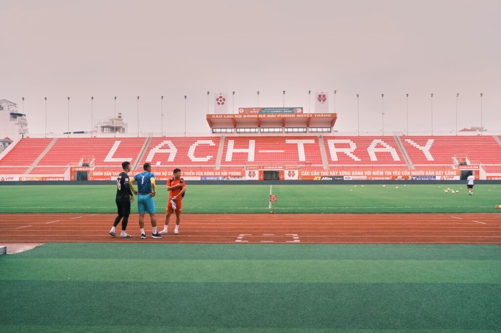 Des joueurs de football se rassemblent sur le terrain du Stade Lạch Tray, Hải Phòng, Vietnam.