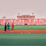 Des joueurs de football se rassemblent sur le terrain du Stade Lạch Tray, Hải Phòng, Vietnam.