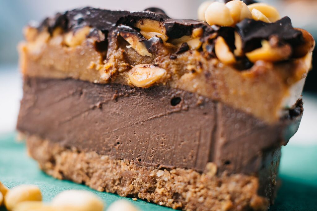 Satisfaites votre envie de douceur avec ce dessert riche en chocolat et en couches de cacahuètes.