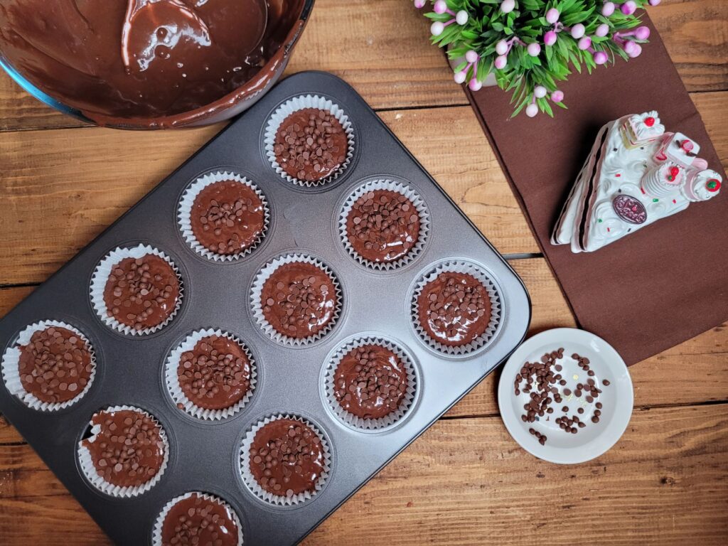 Délicieux cupcakes au chocolat prêts à être cuits avec des ingrédients.