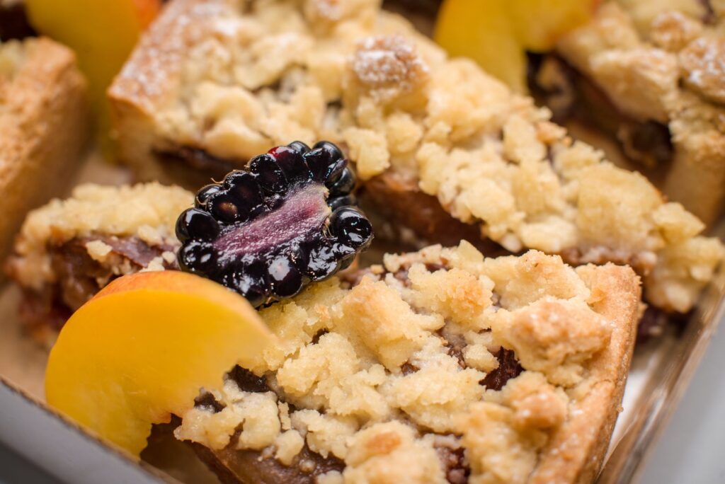 Délicieux crumble aux fruits avec pêche et mûre, fraîchement cuit et prêt à être dégusté.