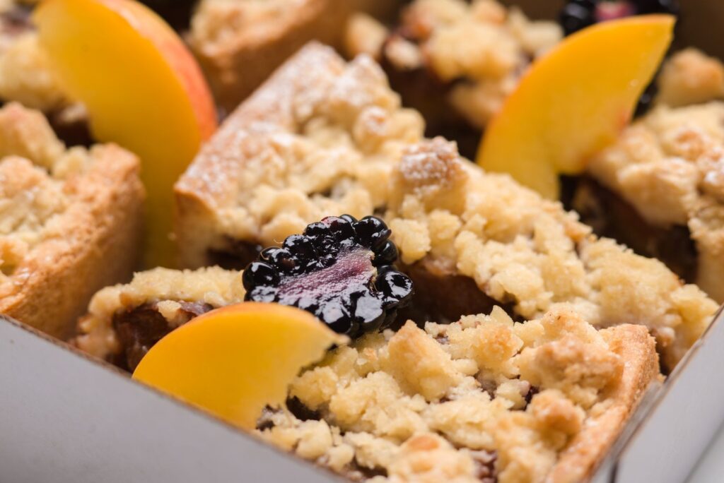 Délicieux crumble aux pêches et aux mûres, recouvert d'un crumble doré. Parfait pour le dessert ou le goûter.