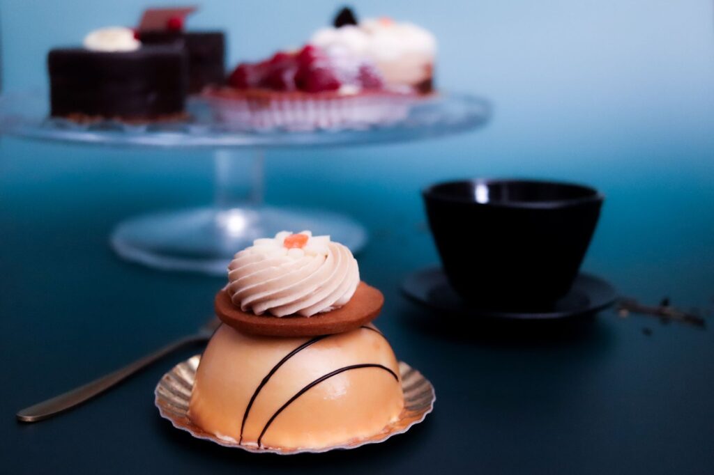 Un gros plan d'une pâtisserie française magnifiquement réalisée avec de la crème, sur un fond élégant, parfait pour des inspirations de desserts.