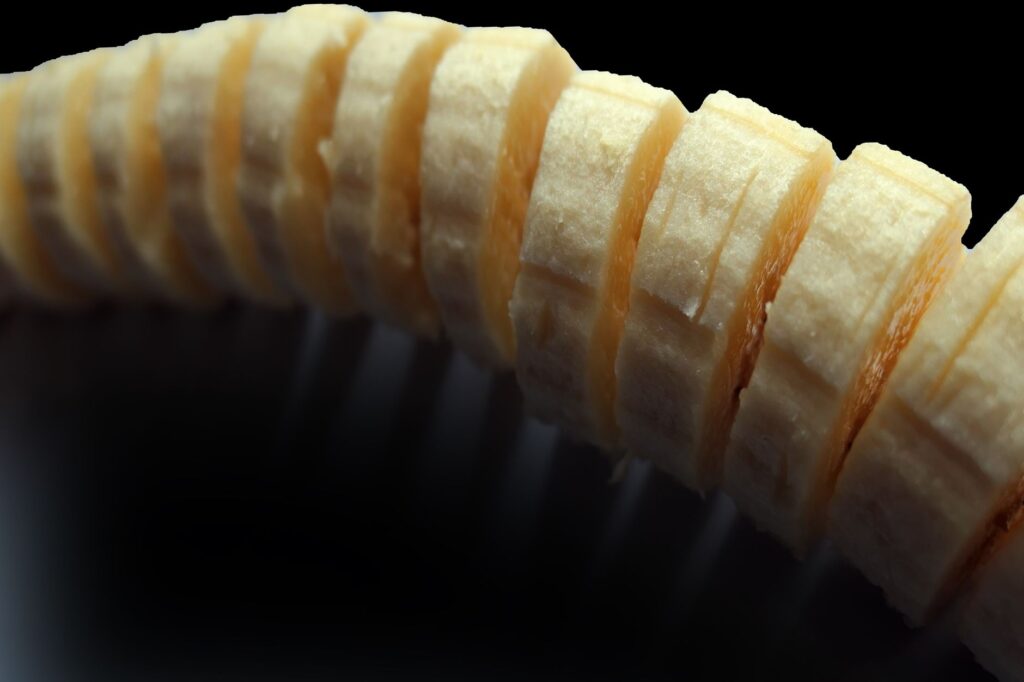Une prise de vue macro détaillée de tranches de banane fraîches, mettant en avant leur texture et leur fraîcheur naturelle.