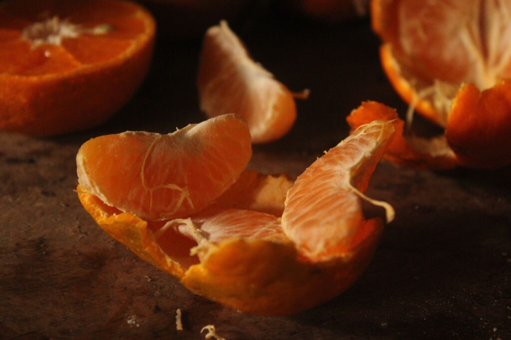 Gros plan détaillé de tranches d'orange pelées, aux textures riches et aux couleurs éclatantes.