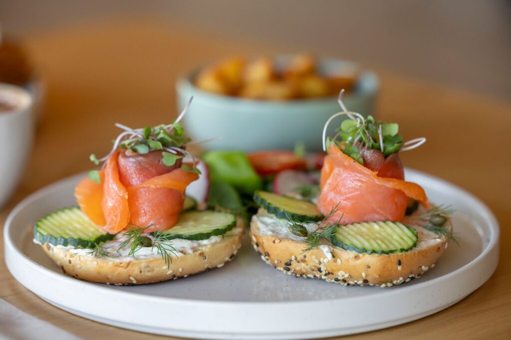 De délicieux bagels garnis de saumon fumé, de concombre et de fromage à la crème pour un petit-déjeuner gourmand.
