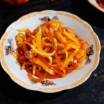 Papaye marinée colorée servie pour le Têt au Vietnam, illustrant la cuisine festive traditionnelle.