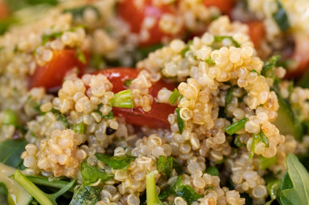 Salade de quinoa colorée avec tomates cerises et verdure, idéale pour une alimentation saine.