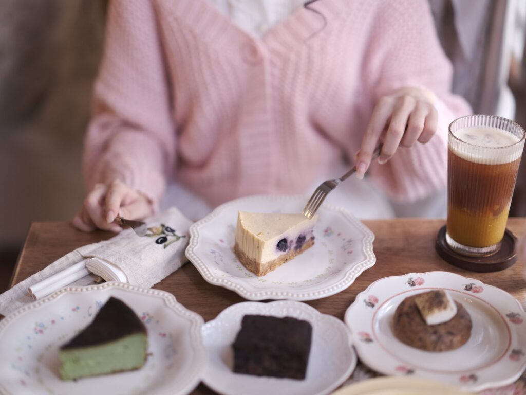 Faites-vous plaisir avec une variété de desserts accompagnés d'un café glacé rafraîchissant, comprenant cheesecake, brownies et cookies.