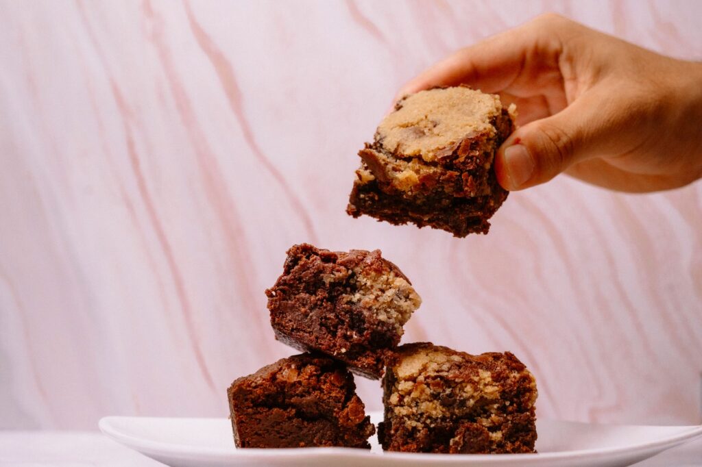 Une pile de délicieux brownies faits maison, ramassés à la main, parfaits pour les amateurs de desserts.