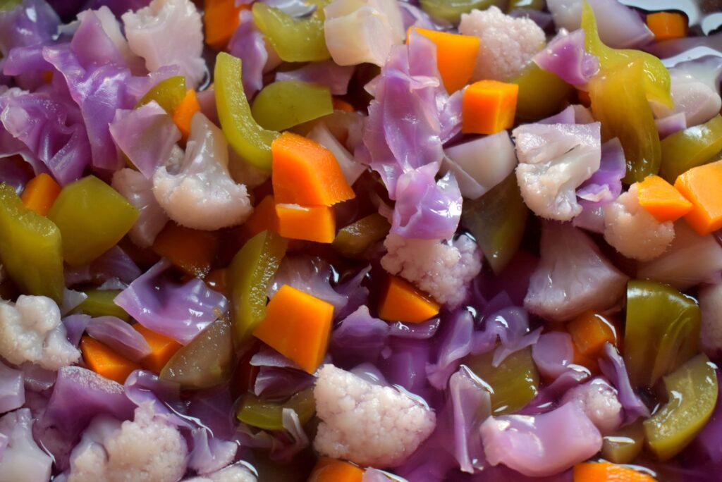 Soupe de légumes colorée à base de chou-fleur, de carottes et de chou frais, mettant en valeur les saveurs vibrantes de l'Indonésie.