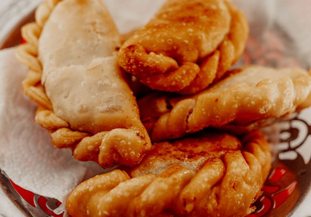 De délicieuses empanadas argentines servies à l'assiette. Une parfaite représentation de la cuisine authentique de la province de Buenos Aires.