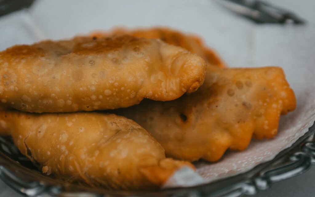 De délicieuses empanadas frites présentées dans une assiette, illustrant la cuisine traditionnelle argentine.