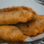 De délicieuses empanadas frites présentées dans une assiette, illustrant la cuisine traditionnelle argentine.