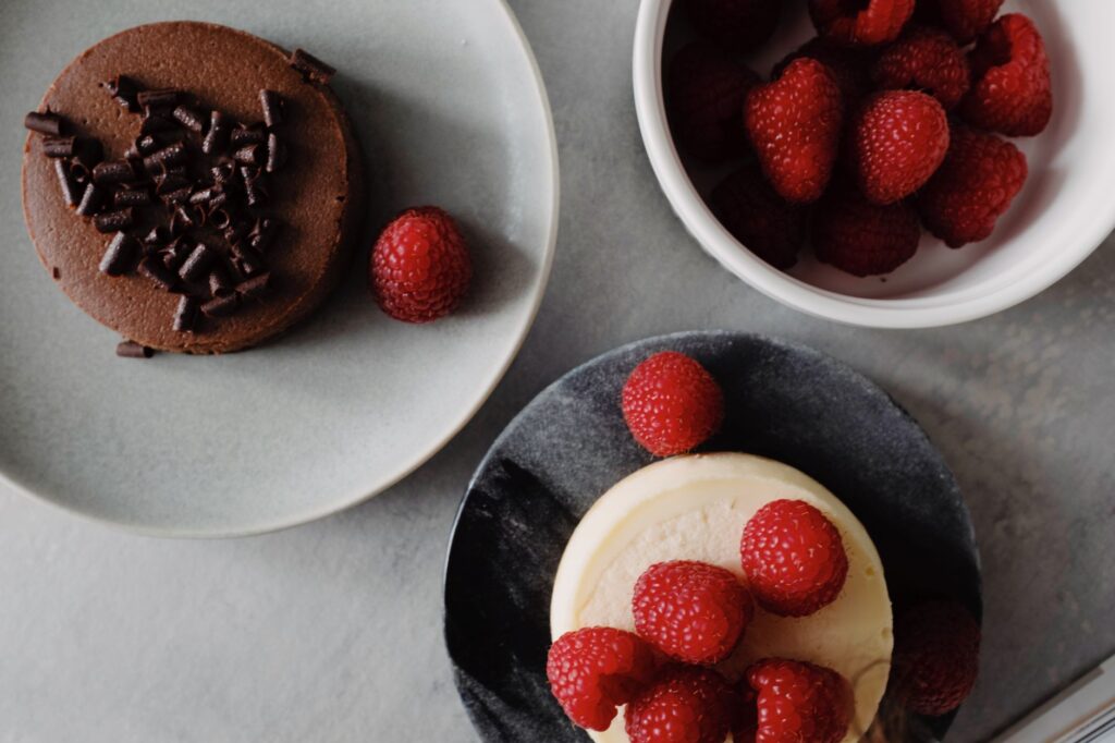 Savourez ces délicieux desserts au chocolat et aux framboises, parfaits pour une douce gâterie.