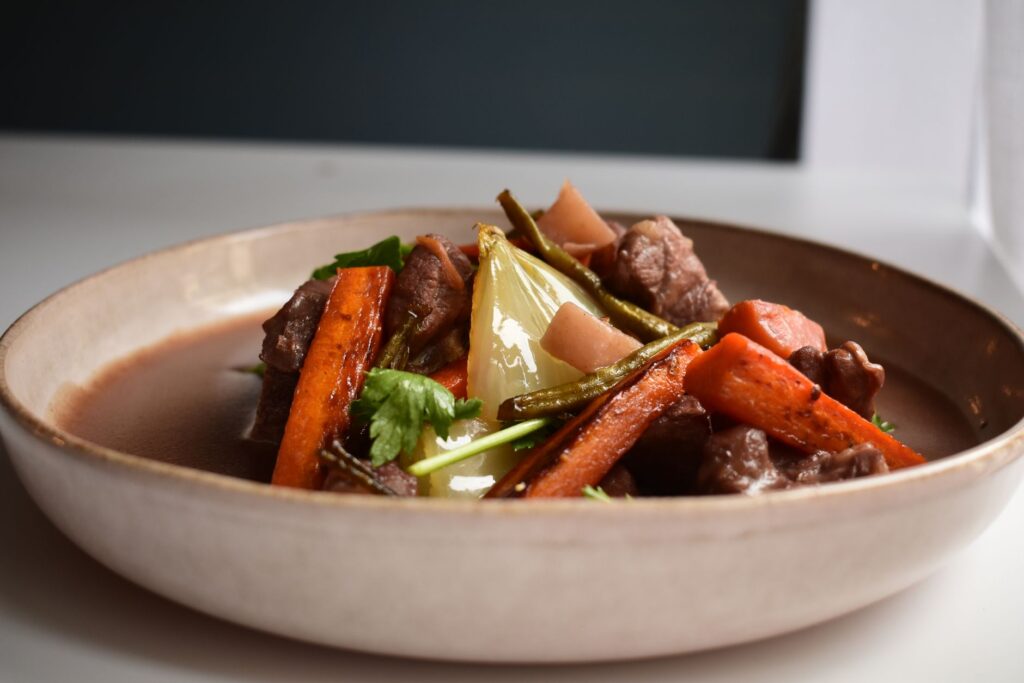 Savourez ce ragoût de boeuf et de légumes alliant viande tendre et légumes racines colorés.