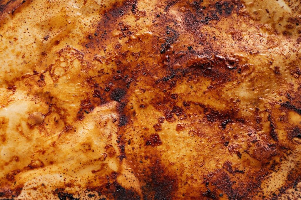 Un gros plan détaillé d'une surface caramélisée dorée, idéal pour des fonds abstraits.