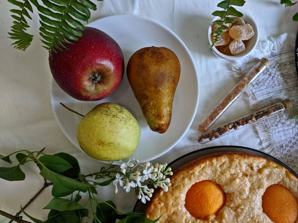 Une présentation de fruits frais, de gâteau et de verdure pour le stylisme alimentaire.
