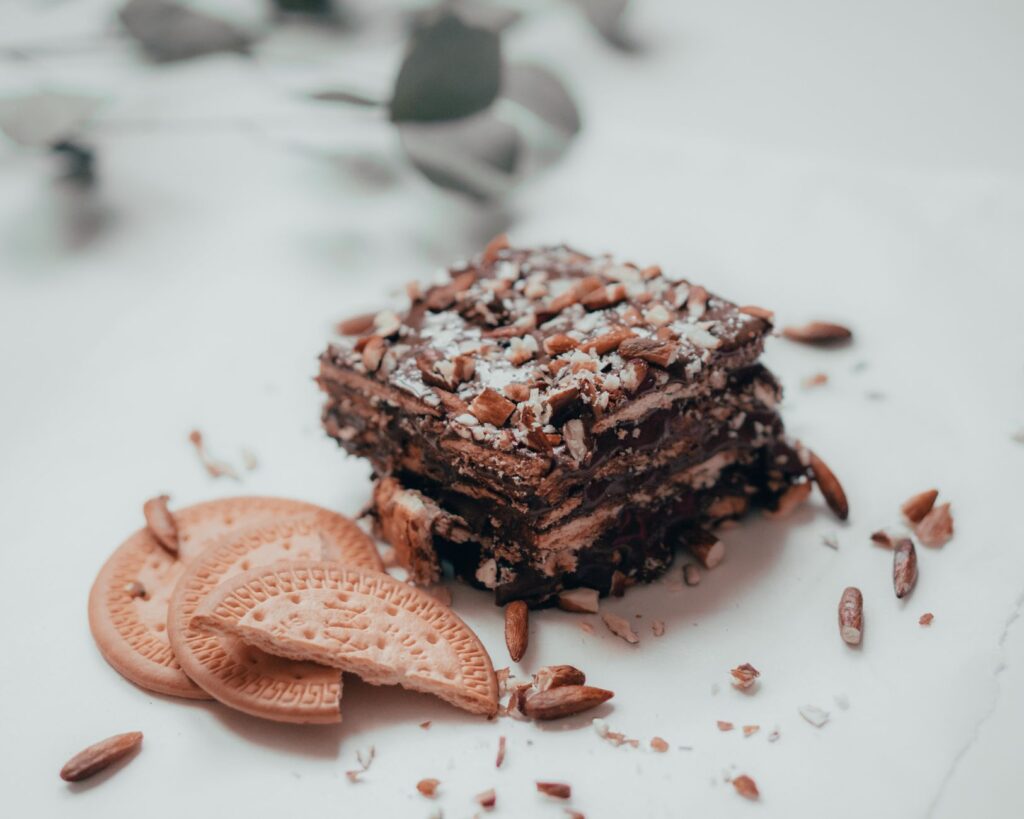 Délicieux dessert au chocolat avec des biscuits croustillants et des noix, parfait pour une douceur.