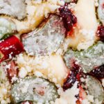 Vue détaillée d'un dessert garnie de rhubarbe colorée et de streusel.