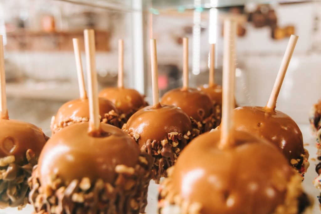 Gros plan de pommes au caramel avec des noix exposées à San Antonio.