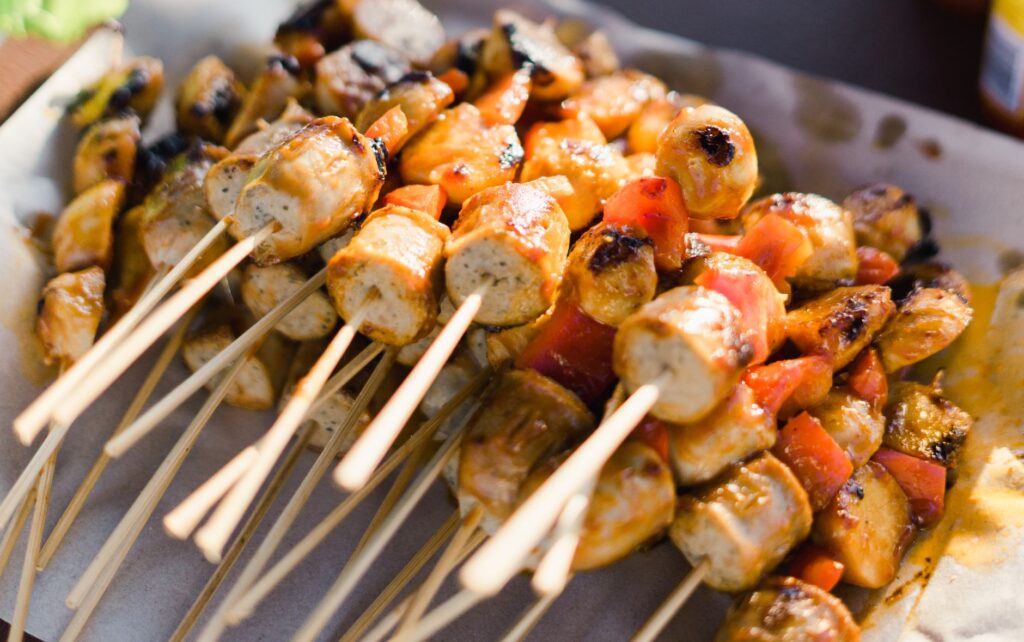 Gros plan sur des brochettes de poulet grillé et de poivron sur le grill.